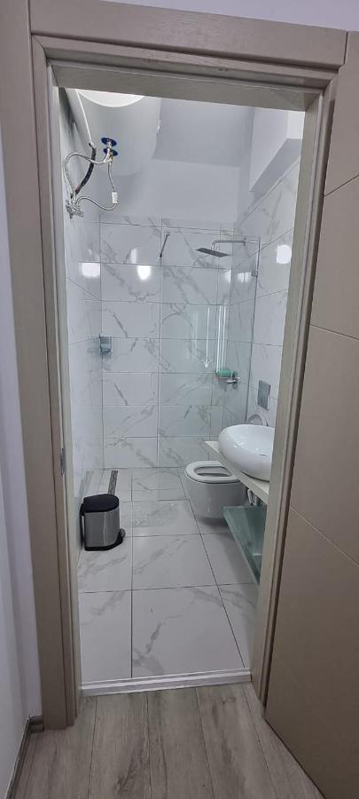 Suncoast Rooms Port Side Саранда Екстер'єр фото