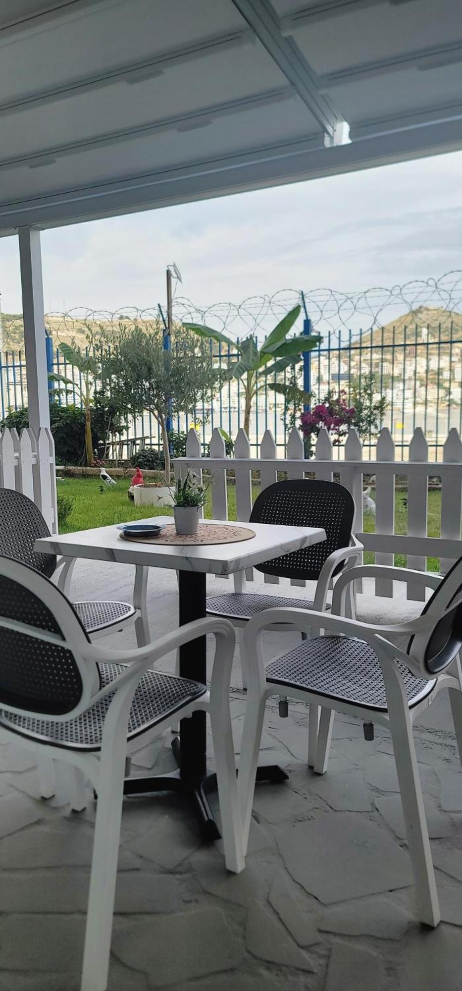 Suncoast Rooms Port Side Саранда Екстер'єр фото