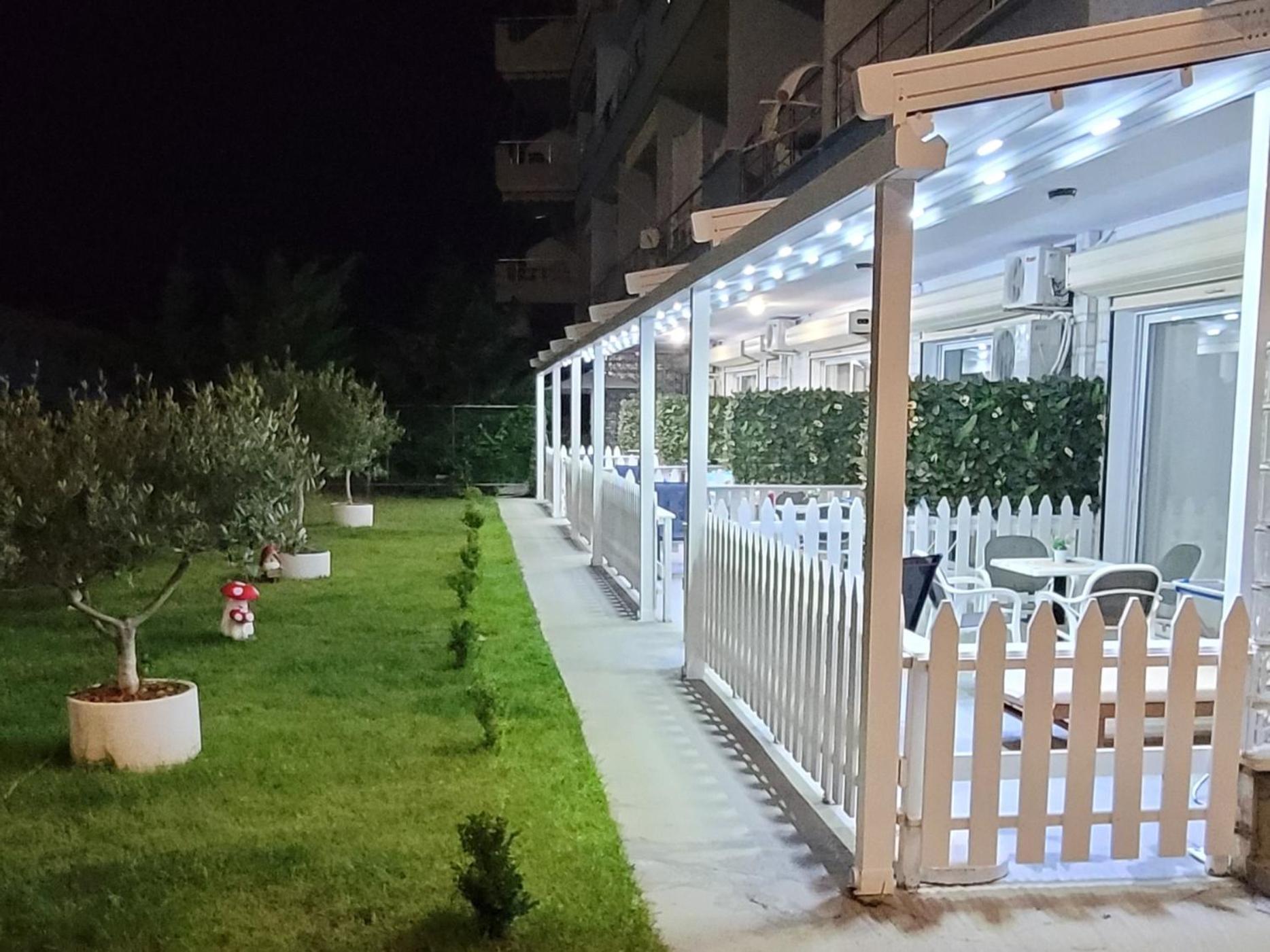 Suncoast Rooms Port Side Саранда Екстер'єр фото